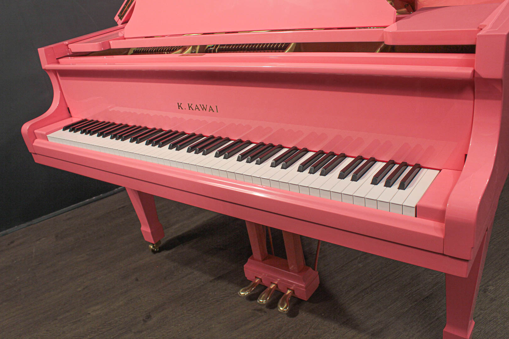 Baby pink grand piano cheap