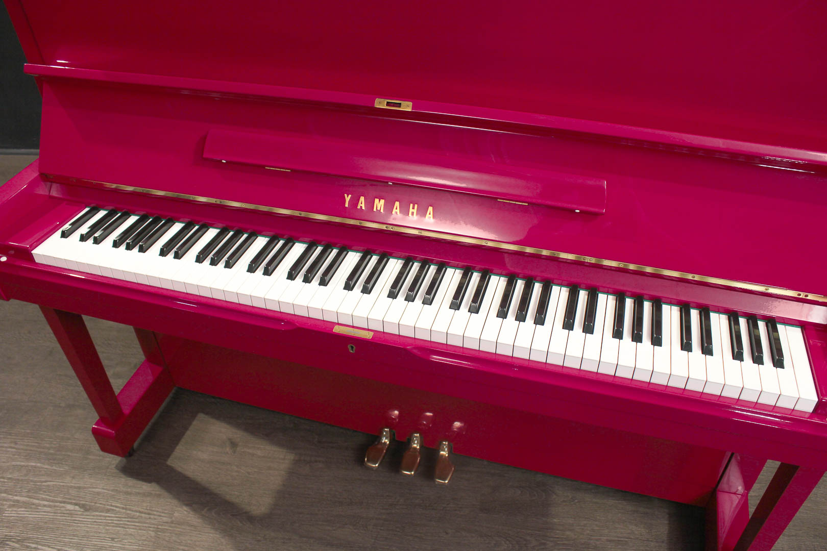 Yamaha U1 48'' Studio Upright Piano Polished Magenta Upright Pianos